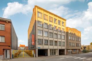Dit opbrengsteigendom op een centrale maar rustige locatie in Turnhout ligt vlak bij winkels en is vlot bereikbaar. De omgeving biedt bewoners een aangename mix van comfort en nabijheid van voorzieningen, wat het geheel interessant maakt voor verhuur en investering. Via de gezamenlijke inkomhal bereikt u de vier verdiepingen, telkens met twee appartementen van ca. 87–89 m². Elke unit omvat een lichtrijke leefruimte met aansluitende keuken, twee slaapkamers, een praktische badkamer en een klein terrasje. In de kelder en gelijkvloers bevindt zich een bijzonder ruime parkeergarage met 22 plaatsen, wat het gebruiksgemak sterk verhoogt. De lift bedient alle niveaus. De EPC-scores variëren tussen A en B; de appartementen beschikken allemaal over een warmtepomp lucht/lucht. Dit pand valt niet onder de renovatieverplichting. Het gebouw heeft een brutorendement van 6%.<br /><br />Troeven: <br />- Mooie ligging in het centrum van Turnhout<br />- Alle appartementen zijn verhuurd<br />- Gunstige EPC's (A-B)