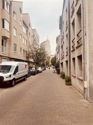 <p><span>Centrum: casco handelspand met veel mogelijkheden</span></p><p><span>Dit gezellige handelspand van ca. </span><span>35 m²</span><span> voelt dankzij de hoge plafonds verrassend ruim aan. De ruimte leent zich uitstekend als kantoor, praktijkruimte, ontvangstruimte of voor tal van andere doeleinden.</span></p><p><span>Achteraan is er nog een aparte ruimte van ca. </span><span>11 m²</span><span>, die bijvoorbeeld kan ingericht worden als archiefruimte, berging of kitchenette. Er zijn eveneens sanitaire voorzieningen aanwezig.</span></p><p><span>Een veelzijdige ruimte die u volledig naar eigen wensen en behoeften kunt inrichten.</span></p>