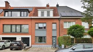 <p><span>Graag bieden wij u deze gezinswoning (165m²) aan met veel potentieel. Deze woning is gelegen in een gegeerde woonwijk, nabij het centrum van Edegem en in directe nabijheid van scholen, winkels, openbaar vervoer en verbindingswegen.</span></p><p><span>Doorheen de jaren is het pand steeds goed onderhouden geweest. Enige opfrissing/renovatie is op heden wel aan de orde. De woning dateert van 1961 en is gelegen op een Oostgericht perceel van 174m². Voor de woning is er een oprit waar u uw wagen kan parkeren.</span></p><p><span> </span></p><p><span>De woning beschikt overal over driedubbele beglazing met pvc schrijnwerk. De verwarming met gaskachels verloopt op gas. De elektriciteit is nog niet conform aan de voorschriften van het AREI en dient dus aangepast te worden.</span></p><p><span> </span></p><p><span>Indeling:</span></p><p><span>We betreden de woning in de centrale inkomhal. Hier is een gastentoilet met handenwasser en voldoende ruimte voor vestiaire. Hier vinden we ook toegang naar droge bergkelder.</span></p><p><span>Lopen we verder door komen we in de ruime en lichte leefruimte in op een klassieke tegelvloer. Achteraan de woning werd er een veranda bijgebouwd die extra zitruimte biedt. Er is een mogelijkheid om deze veranda om te vormen naar een volwaardige constructie. </span></p><p><span>De keuken is op heden voorzien van basis comfort. Enige opfrissing is wel aan de orde.</span></p><p><span> </span></p><p><span>Op de eerste verdieping zijn er twee volwaardige slaapkamers en een derde kinderkamer/bureau. Tevens vinden we hier een badkamer met douche die aan vernieuwing toe is.</span></p><p><span>De twee verdieping, die we bereiken via een vaste trap biedt mogelijkheid om twee extra slaapkamers te creëren en eventueel een tweede badkamer.</span></p><p><span> </span></p><p><span>Achter de woning is er een gezellige en aangelegde tuin met terras.</span></p><p><span> </span></p><p><span>Graag som ik voor u nog even de pluspunten op van deze woning met veel potentieel:</span></p><p><span> </span></p><ul><li><span>Gelegen in een gegeerde woonwijk, nabij het centrum van Edegem</span></li><li><span>Stevige betonconstructie</span></li><li><span>Overal driedubbele beglazing met pvc schrijnwerk</span></li><li><span>Uitbreidingsmogelijkheden op het gelijkvloers en op de 2e verdieping</span></li><li><span>Gezellige tuin met terras</span></li></ul><p><span> </span></p><p><span>EPC 370 kWh/m² jaar (D-label)</span></p><p><span>Stedenbouw op aanvraag</span></p><p><span>P-score (perceelscore): klasse A</span></p><p><span>G-score (gebouwscore): </span><span>klasse A</span></p><p><span> </span></p><p><span>Voor een bezoek ter plaatse kan u ons contacteren op het nummer 03 449 42 41 of mail ons via hallo@habicom.be.</span></p><p><span>Wenst u de waarde van uw woning te kennen ? Contacteer vrijblijvend onze habicom expert in uw buurt</span></p><p><span> </span></p>