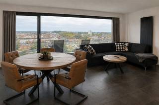 <p>Op de <strong>11e verdieping</strong> van een verzorgd gebouw aan de Turnhoutsebaan 461 in Antwerpen bevindt zich dit <strong>volledig gerenoveerde en instapklare appartement</strong> met twee slaapkamers. Dankzij de hoge ligging geniet u vanuit de lichtrijke woonkamer van een prachtig, weids uitzicht op het groen van het Rivierenhof, letterlijk aan de overkant van de straat. Het aansluitende balkon vormt de ideale plek om in alle rust van dit uitzicht te genieten.</p><p>De woonkamer sluit naadloos aan op de open, volledig uitgeruste keuken. Verder beschikt het appartement over <strong>twee slaapkamers</strong>, waarvan één momenteel is ingericht als aparte jacuzziruimte. Wie de jacuzzi wenst te behouden, kan deze tegen een afzonderlijke prijs overnemen. Daarnaast zijn er een verzorgde badkamer en een apart toilet aanwezig.</p><p>Het appartement werd grondig gerenoveerd en beschikt over een nieuwe vloer, vernieuwde elektriciteit die conform de keuring is en nieuwe ramen, geplaatst in 2024. Het EPC-attest dateert van voor deze uitgevoerde werken. </p><p>Een eigen autostaanplaats is beschikbaar en kan afzonderlijk worden aangekocht voor € 10.000,00, boven op de vraagprijs.</p><p>Ook <strong>interessant als investering</strong>: het appartement kan optioneel worden overgenomen als volledig ingerichte en operationele Airbnb-investering. Hierbij neemt u de volledige inboedel, de verhuuragenda en de bestaande boekingen over. De verhuuractiviteit behaalt een bezettingsgraad van 95% en een score van 4,95/5 op basis van 255 recensies. De accommodatie heeft bovendien de statussen Superhost en Favoriet van gasten, met 96% vijfsterrenrecensies en maximale scores voor netheid, nauwkeurigheid en communicatie. Daarnaast is de accommodatie geregistreerd bij Toerisme Vlaanderen en wordt de toeristenbelasting afgedragen.</p><p>Extra troeven:<br />- EPC: 210 kWh/m² (C-score → GEEN renovatieverplichting)<br />- Perceelscore A, gebouwscore A<br />- Niet gelegen in (mogelijk) overstromingsgevoelig gebied, noch in afgebakend overstromingsgebied of risicozone<br />- Bestemming: stedenbouwkundige informatie en maatregelenregister in aanvraag.</p><p>Nabij school, winkels, autosnelweg, openbaar vervoer, etc. Voor meer info ga naar www.coenenvastgoed.be of bel 03/375.82.92.</p><p><br /> </p>