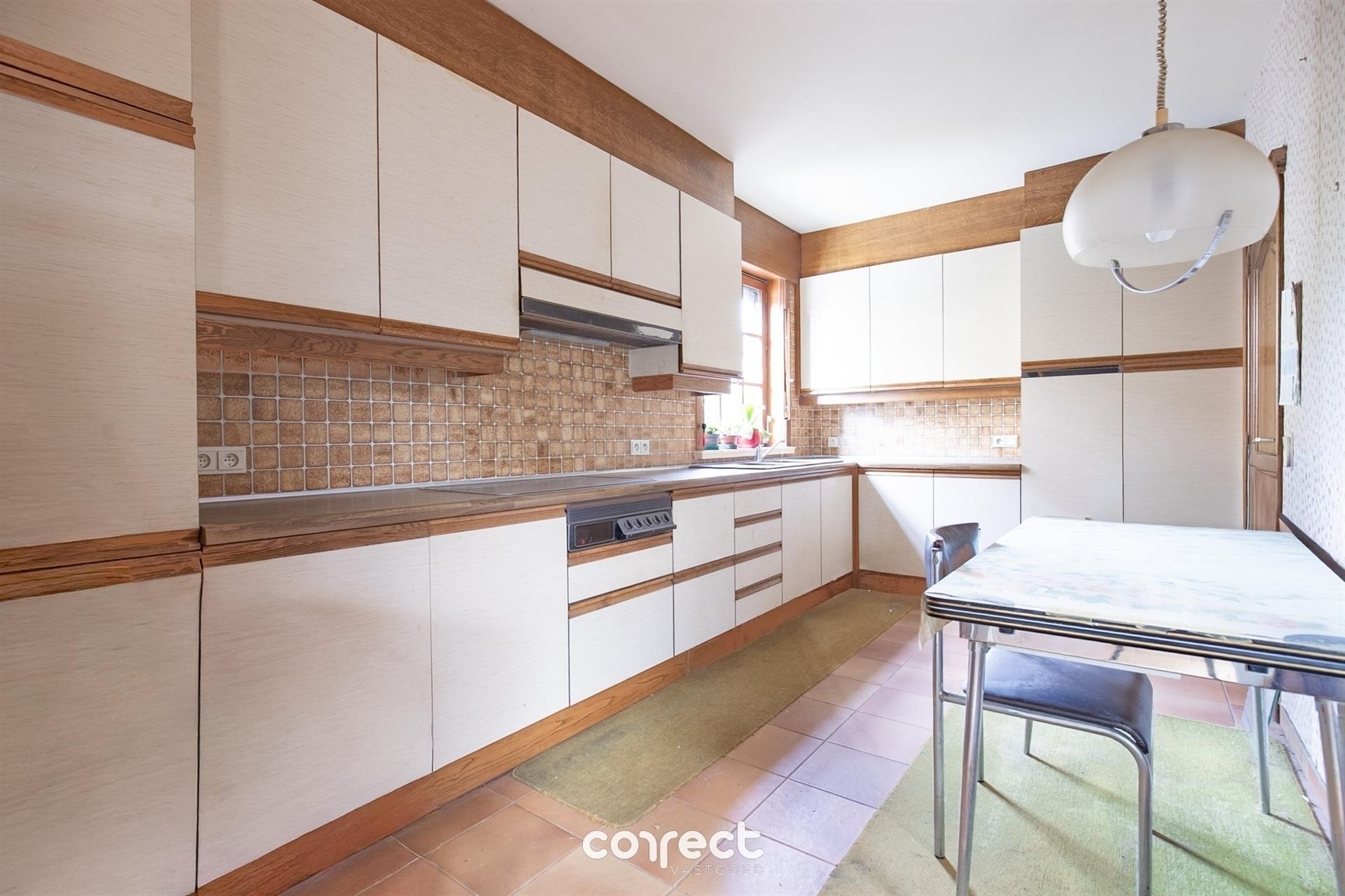 Centraal gelegen burgerwoning met garage, groot bijgebouw en ruime tuin. - foto 4