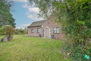 Deze charmante fermette, opgetrokken in 1975, ademt karakter en warmte dankzij het gebruik van authentieke materialen. De woning biedt een...