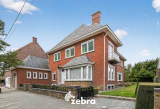 Bent u op zoek naar een woning met karakter, ruimte én mogelijkheden voor een zelfstandig beroep of praktijk? Dan is dit jouw kans! Deze statige herenwoning straalt karakter uit en zit boordevol authentieke elementen.<br /><br />Op het gelijkvloers van deze woning bevindt zich een charmante inkomhal, een bureauruimte, een eerste woonkamer, een keuken, een tweede woonkamer met prachtig zicht op de tuin, een zeer ruime garage met toegang tot een praktische opbergzolder, een wasplaats en een zeer ruim bijgebouw met toilet en extra bergruimte. Dit bijgebouw doet op heden dienst als bar, maar kan ook ingericht worden als praktijkruimte, burelen of atelier.<br /><br />Het eerste verdiep bestaat uit een nachthal, vier grote slaapkamers en een badkamer. Verder kan u via de nachthal de ruime zolder met vaste trap betreden die nog heel wat mogelijkheden biedt.<br /><br />Verder beschikt deze woning ook over een liftkoker, een ruime tuin met voldoende privacy, een riante bewoonbare oppervlakte, een zeer ruime kelder, rolluiken, ... <br /><br />Kortom: een karaktervolle topper op een centrale ligging nabij het centrum van Meulebeke, ideaal voor wie ruimte, authenticiteit en functionaliteit zoekt.<br /><br /><strong>Ook wild geworden van deze thuis?<br />Twijfel niet langer en leg vandaag nog uw bezoek vast!</strong>