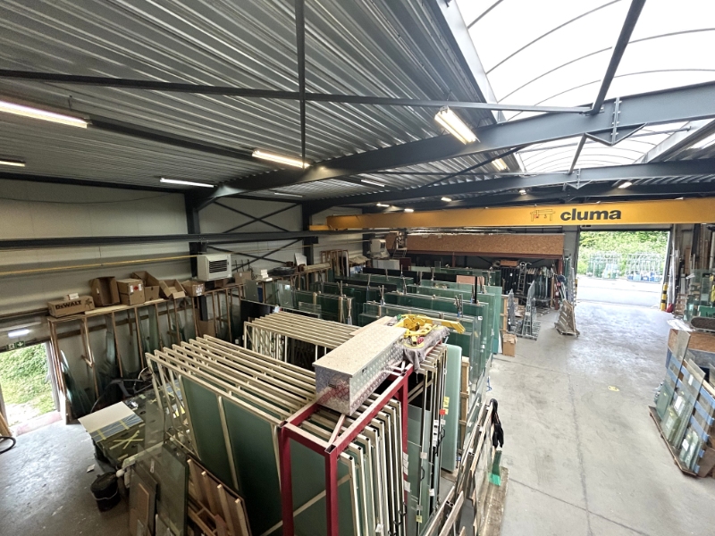 ** COMPROMIS IN OPMAAK ** - Bedrijfsgebouw van ca. 700 m² + mezzanine + kantoren en buitenopslag op topligging - foto 5