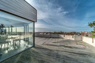 In de residentie Christina, gelegen op de markt van De Panne vinden we deze unieke penthouse (111m²), met fantastisch zicht over De Panne te koop...