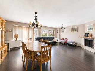 Groot en stevig woonhuis met een interessante garage en 2 parkeerplaatsen, rustig gelegen in het dorp van Zeebrugge. De woning vraagt om een vernieuwing maar beschikt over een zeer mooi potentieel. Dankzij de stevige structuur (gewelven in beton) en het energielabel C kunt u rekenen op een goede basis zodat u op eigen tempo de woning kan opfrissen. Geen renovatieplicht van toepassing en de elektriciteit is volledig conform!<br /><br />De locatie in het dorp van Zeebrugge is zeker een pluspunt voor gezinnen met kinderen. <br />Zo hebt u in de directe nabijheid een kinderdagverblijf, een basisschool, het openbaar vervoer, etc. …<br /><br />Op het gelijkvloers beschikt u over een grote inpandige garage en een polyvalente ruimte die kan dienen als bureau of extra slaapkamer.<br /><br />Op de eerste verdieping bevindt zich de ruime en vooral brede leefruimte van bijna 7 meter. Aansluitend een grote keuken die aansluit op een mooi terras waar u in alle rust kunt vertoeven. Apart toilet op de hall. <br />Op de tweede verdieping zijn er op vandaag 2 enorme slaapkamers en een badkamer met extra toilet. Dankzij de ruime zolderverdieping zijn er tal van uitbreidingsmogelijkheden om nog extra slaapgelegenheid te creëren. <br /><br />Een woning om absoluut te ontdekken.<br />Laat deze kans niet voorbijgaan en contacteer ons voor een vrijblijvend bezoek op het nummer 050/89.27.70.