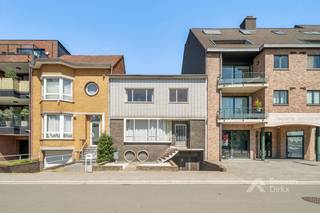 Op een boogscheut van het centrum van Hasselt vindt u deze zeer charmante gesloten bebouwing. Verschillende originele elementen zijn behouden en het huis heeft een praktische indeling met maar liefst 196m² bruikbare vloeroppervlakte.<br />De woning is grotendeels onderkelderd en beschikt over één autostaanplaats in de kelder die via een garagepoort aan de voorkant bereikbaar is.<br />De woonkamer heeft een oppervlakte van ±50m² en is met licht overgoten door de grote ramen aan zowel voor- als achterzijde. Aan de achterkant is er directe aansluiting met het terras. De keuken is bij de woonkamer en voorzien van een origineel doorgeefluik. Andere originele elementen die behouden kunnen blijven zijn de houten vloer in de woonkamer en de glas in lood ramen tussen inkomhal en woonkamer. Achter de woning ligt de verrassend grote stadstuin voorzien van terras en tuinhuis en met veel privacy!<br />Dit is een renovatieproject waarbij u kan vertrekken vanuit een solide basisstructuur en waarbij de praktische indeling en originele elementen behouden kunnen blijven.<br />Samengevat: een pand met veel mogelijkheden, ideaal voor de starters en de investeerders.<br /><br />INDELING:<br /><br />Gelijkvloers (±110m²):<br />- Inkomhal<br />- Toilet<br />- Woonkamer<br />- Keuken<br />- Terras<br /><br />Verdieping (±86m²):<br />- Nachthal<br />- Badkamer met toilet – lavabo – douche<br />- Slaapkamer 1<br />- Slaapkamer 2<br />- Slaapkamer 3<br />- Slaapkamer 4<br /><br />Kelder (±80m²):<br />- Technische ruimte<br />- Garage met staanplaats voor één wagen<br /><br />TROEVEN:<br />- Schitterende ligging: op 2km van Hasselt centrum en met het dorpscentrum van Kuringen om de hoek<br />- Horeca, winkels, sportfaciliteiten en scholen op wandel- dan wel fietsafstand<br />- Woning met veel charme en een degelijke basisstructuur<br />- Leuke achterliggende stadstuin met veel privacy<br />- Volledig naar eigen smaak te renoveren<br />- Ideaal voor de starter die in Hasselt wilt wonen!<br />