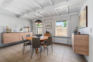[[ DIT PAND NEEMT DEEL AAN DE ERA OPEN HUIZEN DAG OP 13/6 VAN 13:00 TOT 14:00 ]]
<h2> </h2>

<p>Bent u op zoek naar een eigendom waar wonen en werken perfect gecombineerd kunnen worden? Dan biedt deze uitzonderlijk ruime vrijstaande woning in Lievegem een unieke opportuniteit.</p>

<p>Deze vergunde handelswoning beschikt over een royale woonst gecombineerd met uitgebreide professionele en polyvalente ruimtes. Dankzij de aparte garage, het ruime magazijn en de extra multifunctionele ruimte achter de woning zijn de mogelijkheden vrijwel eindeloos. Ideaal voor zelfstandigen, vrije beroepen, opslagactiviteiten, ateliers, praktijkruimtes of een combinatie van wonen en ondernemen.</p>

<p>De achterliggende polyvalente ruimte werd vroeger gebruikt als feestzaal en beschikt over een eigen keuken en afzonderlijk toilet. Op de verdieping bevindt zich bovendien een studio die extra woon- of gebruiksmogelijkheden biedt.</p>

<p>Ook op vlak van duurzaamheid scoort deze eigendom uitstekend. Met maar liefst 44 zonnepanelen en een regenwaterput geniet u van een lagere energiekost en een meer milieubewuste woon- en werkomgeving.</p>

<p>De ruime oprit is speciaal voorzien voor zwaar geladen voertuigen, wat een belangrijke meerwaarde vormt voor professionele activiteiten die logistieke toegankelijkheid vereisen.</p>

<h3>Een eigendom met uitzonderlijk veel potentieel voor ondernemers, investeerders of gezinnen die ruimte zoeken om wonen en werken samen te brengen.</h3>