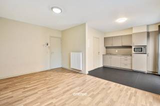 In het historische centrum van Gent vinden we deze ruime en verzorgde studio.<br />Het pand is gelegen in een kleinschalige en rustige residentie.<br /><br />Huur: €740 euro plus €25 gemeenschappelijke kosten<br /><br />Meer info? Bel Matthias op 0497/76.84.89