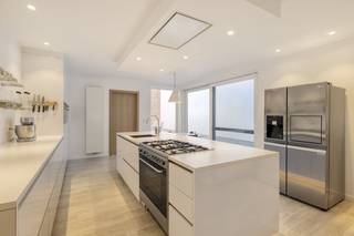 This fully renovated semi-detached house is located in a quiet but very central location, near the E17, supermarkets, swimming pool and...