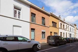 Doe een bod vanaf 359 000 euroOntdek deze prachtige eengezinswoning, ideaal voor een gezin of als interessante investering. De woning is gelegen op een toplocatie in Jette, rustige straat in de directe nabijheid van het centrum van Jette, de VUB en het UZ Brussel. Ook het openbaar vervoer en het station van Jette bevinden zich vlakbij. De woning werd volledig en met veel smaak gerenoveerd en ingericht, waarbij het authentieke karakter mooi werd behouden. De combinatie van hedendaags comfort en originele elementen zorgt voor een warme en unieke sfeer. Troeven van deze woning: 4 kamers Gezellig, ingesloten terras Volledig uitgeruste keuken, Authentieke plankenvloeren Aparte houtkachel Elektrische installatie conform, Energiezuinig, Lage onroerende voorheffing...Volledig gerenoveerd en instapklaar! Uitstekende ligging nabij winkels, openbaar vervoer, VUB, UZ Brussel en het station van Jette. Een woning met veel charme, karakter en comfort, gelegen op een gegeerde locatie. Ideaal voor wie op zoek is naar een gezellige gezinswoning of een interessante investering.❤️ Een echte coup de cœur die zeker een bezoek waard is!Gezien de gunstige ligging, in de onmiddellijke nabijheid van het openbaar vervoer, de VUB en het UZ Brussel, evenals het potentieel en de indeling van de woning, is het pand ook uitermate geschikt voor cohousing/coliving.