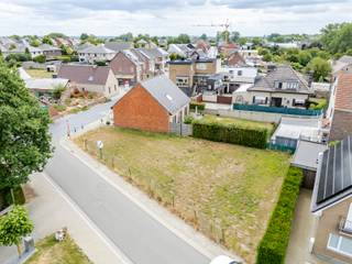 <p><strong>Ben je op zoek naar een bouwgrond waar je jouw droomwoning met 3 à 4 slaapkamers kunt realiseren? Zo gevonden!</strong><br /><br />Deze bouwgrond van ca. 450 m² is gelegen in een rustige en aangename woonomgeving, met winkels, scholen, openbaar vervoer en belangrijke verbindingswegen op korte afstand. De grond is bestemd voor een eengezinswoning in halfopen bebouwing, met de mogelijkheid om een comfortabele gezinswoning met 3 à 4 slaapkamers en extra ruimte voor bijvoorbeeld een bureau of dressing te realiseren.<br /><br /><strong>Een grote troef is de reeds aanwezige verkavelingsvergunning met bijhorende stedenbouwkundige voorschriften, </strong>waardoor de bouwmogelijkheden duidelijk vastliggen en je gericht kunt plannen voor de realisatie van jouw droomwoning.<br /><br /><strong>Bouwvoorschriften:</strong></p>
<ul><li>perceeloppervlakte: ca. <strong>450 m²</strong>;</li><li><strong>één eengezinswoning in halfopen bebouwing</strong>;</li><li>bouwbreedte: ca. <strong>6,50 m vooraan tot 10 m achteraan</strong>;</li><li>bouwdiepte gelijkvloers: <strong>max. 17 m</strong>;</li><li>bouwdiepte verdieping: <strong>max. 12 m</strong>;</li><li>kroonlijsthoogte: <strong>3 m</strong>;</li><li>zadeldak met helling van <strong>30° tot 45°</strong>;</li><li>achterbouw onder <strong>plat dak</strong> mogelijk;</li><li>kamers in het dak met standvensters mogelijk volgens de vergunningsvoorwaarden;</li><li><strong>garage in het hoofdgebouw</strong>;</li><li>inplanting volgens het vergunde ontwerpplan.</li></ul>
<p><strong>Interesse? Neem vandaag nog contact met ons op voor meer informatie!</strong></p>