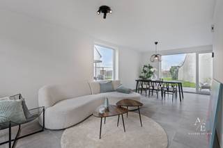Deze nieuwe halfopen bebouwing combineert charme met een doordachte indeling en hedendaags wooncomfort. Bovendien zeer hoogwaardig en energiezuinig afgewerkt.<br /><br />Ze wordt u te koop aangeboden via Access Estate. <br />Contacteer Nathan via het nummer via 0470 06 80 15 (telefoon, sms of Whatsapp) voor een afspraak. <br /><br />Op het gelijkvloers betreedt u de woning via de inkomhal met gastentoilet. De lichtrijke, L-vormige leefruimte sluit naadloos aan op de volledig geïnstalleerde open keuken. Deze werd uitgerust met kwalitatieve toestellen en duurzame materialen. Aansluitend bevindt zich de ruime inpandige garage met automatische sectionaalpoort.<br /><br />De eerste verdieping omvat een nachthal, 3 volwaardige slaapkamers, een 2de apart toilet en een stijlvolle badkamer uitgerust met ligbad, inloopdouche en dubbele lavabo. De geïsoleerde zolder is toegankelijk via een luik met plooitrap en biedt extra bergruimte.<br /><br />Deze woning werd gebouwd met aandacht voor energiezuinigheid en heeft als E-peil maximaal E20. Zo geniet u van optimaal wooncomfort en een lage energiekost.<br /><br />Technische kenmerken:<br /><br />- Zwart buitenschrijnwerk met hoogrendementsbeglazing<br />- Vloerverwarming en warm water via lucht/water-warmtepomp<br />- Ventilatiesysteem type D<br />- 6 zonnepanelen (2.250 Wp)<br />- Regenwaterput van 10.000 liter<br /><br />De woning werd bovendien volledig geschilderd en de eerste verdieping is afgewerkt met laminaat, wat zorgt voor een instapklaar geheel.<br /><br />Totale prijs inclusief alle aankoopkosten + professionele schilderwerken => € 512.319,17 <br /><br />Plannen en lastenboek op aanvraag.<br /><br />Interesse? Aarzel dan zeker niet om ons te contacteren voor meer informatie of een bezoek ter plaatse!