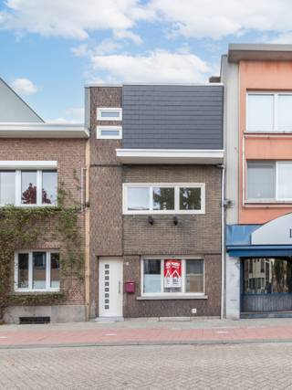 <p>Op zoek naar een warme plek waar comfort en gezelligheid hand in hand gaan? Dan is dit huis precies wat je zoekt. Nog voor je binnenstapt, merk je al hoe praktisch de ligging is: de bakker ligt letterlijk naast de deur, perfect voor een warme koffiekoek op een zondagochtend. Wie graag de dag start met wat frisse lucht, kan terecht in het groene Park van Eden, dat zich op wandelafstand bevindt. Ook het centrum van Wilrijk ligt op een beugscheut, zodat je alle winkels en voorzieningen altijd binnen handbereik hebt.</p><p>Van zodra je de woning binnenkomt, stap je in een uitnodigende hal die je verder leidt naar de lichtrijke leefruimte. Hier vallen meteen de mooie parketvloer en de grote ramen op, die het geheel een warme en huiselijke sfeer geven. Achteraan vind je de compacte maar praktische keuken, die rechtstreeks uitgeeft op de tuin. Dit groene stukje buitenruimte nodigt uit om in de zomer te genieten van een ontbijt in de zon of een gezellige barbecue met vrienden. </p><p>Op de eerste verdieping wachten je twee aangename slaapkamers en een badkamer die van alle comfort voorzien is, met zowel een bad als een douche. Het aparte toilet zorgt voor extra praktisch gemak. Een verdieping hoger ontdek je nog twee slaapkamers, ideaal voor kinderen, een bureau of logeerkamers. En alsof dat nog niet genoeg is, biedt de woning ook nog een handige kelder, perfect als bergruimte of voor je hobby’s.</p><ul><li>4 slaapkamers</li><li>Geen gemeenschappelijke kosten</li><li>Centraal gelegen</li></ul><p>Deze woning is niet alleen praktisch ingedeeld, maar ademt ook een warme en huiselijke sfeer uit. Hier woon je rustig, met alles wat je nodig hebt vlakbij, en met genoeg ruimte om helemaal je eigen plek van te maken.</p>