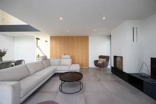 <p><span>Moderne &amp; energiezuinige gezinswoning met hoogwaardige afwerking, gunstig gelegen in het landelijke Onze-Lieve-Vrouw-Waver.</span></p><p><span>Deze gezinswoning verrast met haar doordachte indeling, overvloed aan licht en indrukwekkende volumes – een ideale thuisbasis voor wie grootser wil wonen. Ideaal voor grote of nieuw samengestelde gezinnen, als ook combinatie met thuiswerk.</span></p><p><span> </span></p><p><span>De woning heeft een verrassend ruime bewoonbare oppervlakte en is praktisch ingedeeld. Gelijkvloers: Via de inkomhal met gastentoilet betreedt u een bijzonder aangename leefruimte waar licht en openheid centraal staan. Hier geniet u van een ruime zithoek en een volwaardige eetplaats, perfect voor gezellige familiemomenten of sfeervolle diners met vrienden. De keuken met centraal kookeiland vormt het kloppend hart van de woning. Koken wordt hier een beleving, met volop werkruimte en dankzij grote raampartijen een directe connectie met de leefruimte én de buitenomgeving. Ideaal voor wie houdt van openheid en gezelligheid. Extra troeven op het gelijkvloers: aparte bureauruimte, inpandige garage met directe toegang tot de praktische bergruimte en leefkeuken. Op de eerste verdieping bevinden zich drie volwaardige slaapkamers, waarvan een ruime masterbedroom met aansluitende dressing. De woning beschikt over twee badkamers: een ruime hoofdbadkamer met ligbad, inloopdouche, toilet en dubbele wastafel, als ook een tweede badkamer met douche, toilet en dubbele wastafel. De vaste trap leidt naar een uitzonderlijk ruime zolderverdieping over de volledige breedte van de woning. Deze polyvalente ruimte opent de deur naar talloze mogelijkheden: extra slaapkamers, speelruimte, home office, hobbyruimte of zelfs een ontspanningsruimte. Achteraan de woning is het heerlijk vertoeven in een knappe tuin met prachtig vergezicht op achterliggende weilanden en groen.</span></p><p><span> </span></p><p><span>Energiezuinigheid is gegarandeerd o.a. dankzij een groot aantal zonnepanelen en verwarming via warmtepomp. </span></p><p><span> </span></p><p><span>De woning is gunstig gelegen met vlotte bereikbaarheid, centraal tussen Brussel – Antwerpen, Mechelen – Leuven.</span></p><p><span>Kom de troeven ter plaatse ontdekken en maak een afspraak: 015/755 444 of <span>info@immovercammen.be</span></span><span> </span></p><p><span> </span></p><p><span> </span></p>