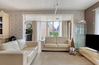 Immo DAVID vous propose : spacieuse maison trois façades, prête à emménager, située dans un environnement calme et peu fréquenté à Zellik<br /><br />Découvrez cette spacieuse maison semi-mitoyenne, prête à emménager, qui allie confort, luminosité et tranquillité à Zellik. Dès l’entrée, le hall vous accueille et mène à un vaste séjour particulièrement lumineux de pas moins de 73 m², agrémenté d’un poêle convivial. Les grandes baies vitrées offrent une agréable luminosité naturelle et sont équipées de stores extérieurs pour un confort optimal durant les journées ensoleillées. Dans le prolongement du séjour se trouve une cuisine ouverte entièrement équipée, avec un accès direct au garage. Au premier étage, vous trouverez deux chambres spacieuses de 16 m² et 21 m², ainsi qu’une salle de bains soignée. Un escalier fixe mène au deuxième étage, où se situe une généreuse troisième chambre de 34 m². Cet espace polyvalent peut parfaitement être aménagé en suite parentale avec dressing et bureau, avec en outre la possibilité d’y créer une salle de bains supplémentaire. À l’extérieur, vous profiterez d’un agréable jardin orienté plein sud, offrant une magnifique vue dégagée sur la campagne ainsi qu’une intimité totale, sans aucun vis-à-vis. Grâce à sa situation dans une rue calme, la maison bénéficie d’un environnement familial et peu fréquenté par la circulation, où règnent tranquillité et sécurité.<br /><br />Une habitation familiale idéale, offrant de beaux volumes, une excellente luminosité et de nombreuses possibilités d’aménagement.