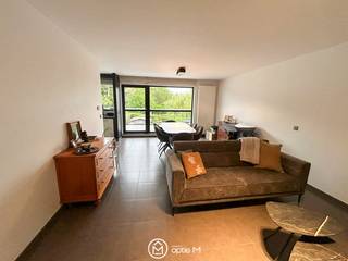 Op zoek naar een instapklaar en goed gelegen appartement in Tienen? Dit lichtrijke tweeslaapkamerappartement combineert een moderne afwerking met praktisch comfort. Dankzij de twee privéparkeerplaatsen, kelderberging en het ruime terras geniet je hier van zorgeloos wonen vlak bij het centrum.<br /><br />Via de inkomhal met apart gastentoilet kom je in de gezellige leefruimte met grote raampartijen die voor veel natuurlijk licht zorgen. De open keuken is volledig uitgerust en vormt het hart van de woning – ideaal om te koken en te genieten met vrienden of familie.<br />Het appartement telt twee volwaardige slaapkamers en een moderne badkamer met kwalitatieve afwerking. Een aparte berging zorgt voor extra opbergruimte.<br /><br />Het terras van ca. 19 m² biedt voldoende plaats voor een eettafel en loungehoek – perfect om in alle rust te ontspannen.
<h2><strong><span>Troeven</span></strong></h2>
<ul>
<li>Twee privatieve parkeerplaatsen (nr. 24 & 25)</li>
<li>Ruime kelderberging (nr. 6)</li>
<li>Lichtrijke leefruimte met open keuken</li>
<li>Instapklaar en goed onderhouden</li>
<li>Rustige residentie “De Ghete” met vlotte bereikbaarheid</li>
<li>Beschikbaar vanaf 1 december 2026</li>
<li>Gemeenschappelijke kosten 75 euro per maand </li>
</ul>
Wil je dit appartement in Tienen zelf ontdekken? Stel je kandidaat via onze website door op de knop "ik ben kandidaat" te drukken. <br />
