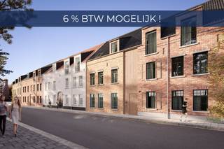 <p><strong>Residentie “Barchon”</strong> is ideaal gelegen op de hoek van de Museumstraat en de Hendrik Schoofsstraat te Brecht, vlak aan het gemeenteplein en het park. Dit <strong>stijlvolle woonproject</strong> bestaat uit <strong>27 BEN20 appartementen</strong>, verdeeld over twee gebouwen. De appartementen variëren in grootte van 84m² tot 181m² en zijn allen voorzien van <strong>ruime terrassen</strong>, met of zonder privétuin. De gemeenschappelijke tuin wordt door de ontwikkelaar aangelegd in harmonie met het project en met oog voor een smaakvolle inrichting. Er wordt een <strong>rijkelijke Vlaamse gevel</strong> gecreëerd met verscheidene details en accenten. Het ontwerp is van de hand van Moors architecten. Het combineert moderne elegantie met een landelijke sfeer, waardoor een tijdloos en stijlvol geheel ontstaat.</p>
<p><strong>Appartement 2.5</strong>: Dit <strong>ruime dakappartement</strong> van <strong>115m²</strong> biedt een indrukwekkend gevoel van openheid en licht. De leefruimte met open keuken reikt tot in de nok, wat zorgt voor een prachtig ruimtelijk effect en een unieke sfeer.<br /><br />Een absolute troef is het <strong>ruime terras</strong> van <strong>50 m²</strong>, waar u in alle rust kunt genieten van buitenruimte met een prachtig uitzicht.<br />De prijs is <strong>inclusief twee ondergrondse autostaanplaatsen</strong> en een <strong>privatieve berging</strong> in de kelderverdieping, wat het wooncomfort compleet maakt.<br />Een unieke kans voor wie ruim en praktisch wil wonen, met alle moderne faciliteiten en een zorgeloos parkeermogelijkheid!<br /><br />U richt uw appartement volledig in naar <strong>uw eigen smaak</strong> en voorkeur. U geniet daarbij van zeer <strong>ruime keuzebudgetten</strong>. Zo wordt uw appartement het verlengde van<strong> uw persoonlijkheid</strong> en is het elke dag opnieuw zalig thuiskomen.</p>
<p>Wij zorgen alvast voor <strong>standaard 3 dubbele beglazing in aluminium profielen, geothermische individuele warmtepomp, vloerverwarming, ventilatiesysteem D met warmterecuperatie, zonnepanelen, videofoon, akoestische veiligheidsdeur ‘FIRE van Weber</strong>!</p>
<p>Onder het gebouw wordt er een <strong>parkeerkelder</strong> voorzien voor 47 wagens en 56 fietsstalplaatsen. Elk appartement beschikt eveneens over een <strong>privéberging</strong> ondergronds en wordt aangevuld met gemeenschappelijke afvallokalen. Het perceel wordt volledig rondom afgesloten wat uw privacy en veiligheid garandeert.</p>
<p><strong>Kom tot rust midden in het centrum van Brecht</strong>. Zo is het project gelegen pal in de kern in een rustige éénrichtingsstraat welke uitgeeft op het gemeenteplein. Winkels, scholen, horeca, openbaar vervoer zijn allen op wandelafstand gevestigd. Ook het park van Brecht is vlakbij gelegen, net zoals station Noorderkempen en het op- en afrittencomplex van de E19 Antwerpen-Breda.</p>
Interesse? Mis deze unieke kans niet en neem contact met ons op voor meer informatie of een bezichtiging!