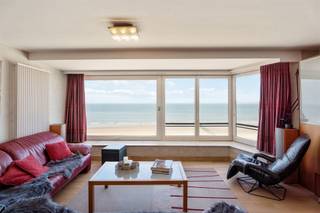 Stijlvol ingericht woonappartement met een fenomenaal frontaal zicht op zee. Bij het binnentreden ervaart u onmiddellijk licht, ruimte en luxe.De...