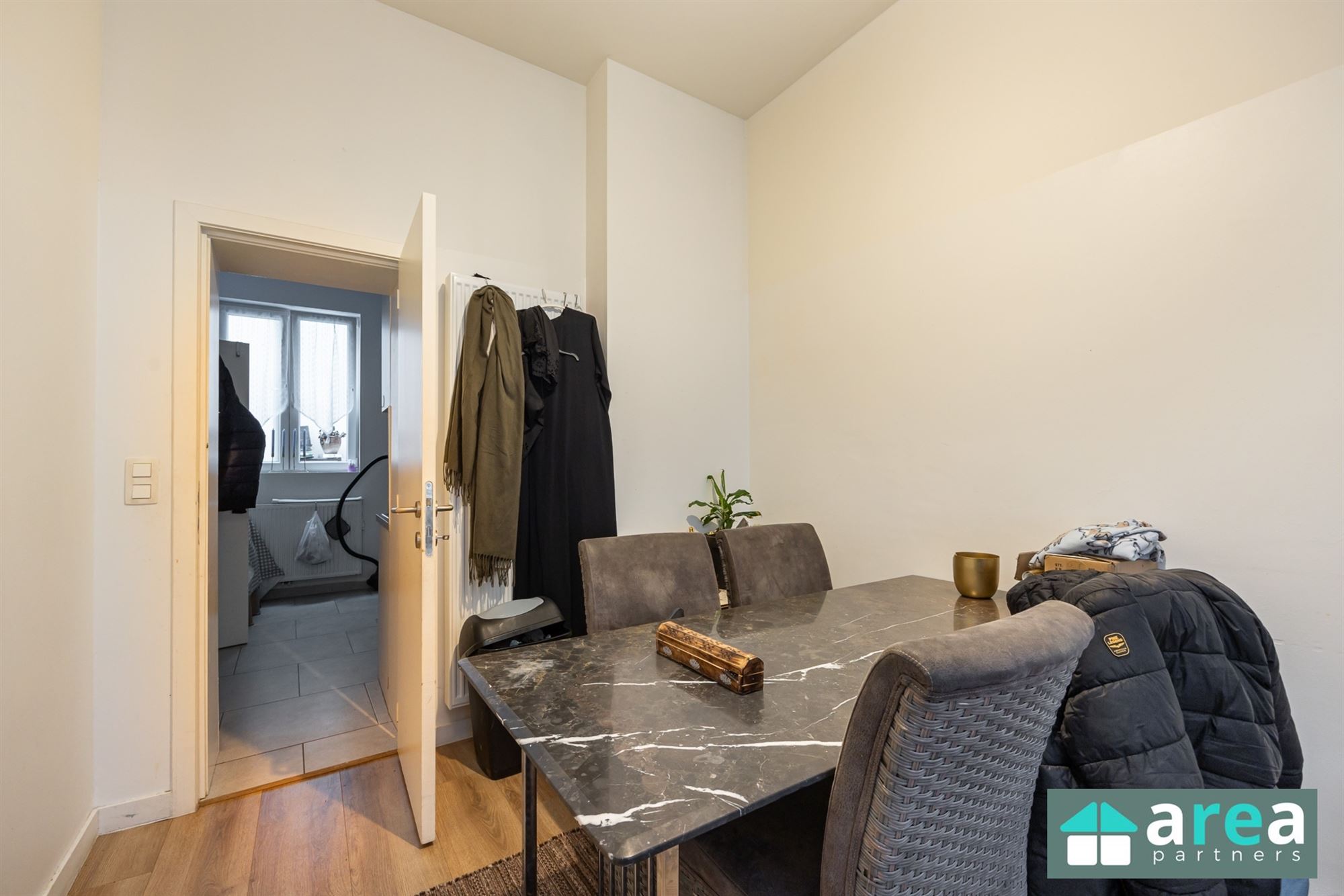 Instapklaar 2 slaapkamer appartement met koer! - foto 4