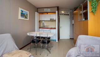 Gelegen in het hart van Nieuwpoort Bad, op wandelafstand van zee, winkels en restaurants, vindt u dit charmante en zuidgericht appartement op de eerste verdieping. Optioneel: mogelijkheid tot aankoop van een garage (niet inbegrepen in de prijs)