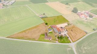 Langs een rustige landelijke weg, midden tussen de uitgestrekte velden van Poeke, bevindt zich deze uitzonderlijke nieuwbouwwoning op een prachtig perceel van maar liefst 17.870 m². Omringd door groen geniet u hier elke dag van absolute rust, volledige privacy en een adembenemend uitzicht over de omliggende natuur.<br /><br />De woning werd opgetrokken in 2022 en biedt de unieke mogelijkheid om de volledige binnenafwerking nog volledig naar eigen smaak en materiaalkeuze te realiseren. Zo creëert u moeiteloos een woning die perfect aansluit bij uw persoonlijke woonwensen. Bovendien is deze verkoop onderworpen aan het stelsel van de registratierechten, waardoor geen btw verschuldigd is op de aankoop, een belangrijk financieel voordeel.<br /><br />Met een bewoonbare oppervlakte van circa 250 m² biedt deze eigendom bijzonder veel ruimte. De indeling is doordacht en praktisch uitgewerkt, met maar liefst vier volwaardige slaapkamers en de mogelijkheid om een vijfde slaapkamer te creëren.<br /><br />Op het gelijkvloers wordt u verwelkomd in een ruime inkomhal met gastentoilet, vestiaire en een afzonderlijk bureau, ideaal voor thuiswerk of het ontvangen van klanten. De royale leefruimte baadt in het natuurlijke licht en sluit naadloos aan op de open keuken met aansluitende berging. De tweede vleugel omvat een extra toilet, een ruime wasplaats en een volwaardige logeer- of polyvalente kamer.<br /><br />De eerste verdieping beschikt over een ruime nachthal met aparte dressing, drie ruime slaapkamers en een verbinding naar de linkervleugel waar zich de toekomstige badkamer, de technische ruimte en een extra zolderkamer bevinden die perfect kan worden ingericht als vijfde slaapkamer, hobbyruimte of bureau.<br /><br />Ook op technisch vlak is deze woning volledig mee met haar tijd. Zo werd reeds voorzien in 22 zonnepanelen, die bijdragen aan een lagere energiefactuur en een duurzame toekomst.<br /><br />Ook buiten weet deze eigendom te overtuigen. Het domein beschikt over verschillende bijgebouwen die vandaag dienstdoen als opslagruimte, paardenstallen, garages en multifunctionele bergruimtes. De omliggende weilanden bieden bovendien alle mogelijkheden voor paardenliefhebbers of het houden van andere dieren.<br /><br />Bent u op zoek naar een unieke eigendom waar u de afwerking volledig zelf kunt bepalen, gecombineerd met uitzonderlijke ruimte, rust, privacy, een prachtig landelijk uitzicht én een fiscaal interessante aankoop zonder btw? Dan is dit zonder twijfel een buitenkans.<br /><br />Vraag nu een bezoek aan en ontdek het zelf. <br /><br />(De geadverteerde prijs betreft een richtprijs).