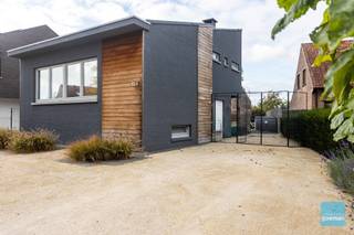 Te koop te Zele!Ontdek deze charmante en instapklare woning, rustig gelegen in Zele, op korte afstand van winkels, scholen en openbaar vervoer. De...