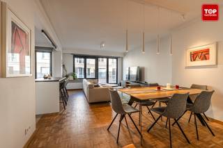 <p>Dit prachtig appartement ligt vlakbij het Sint- Pieters station. <br /><br />Het centrum van Gent is gemakkelijk te bereiken te voet en per fiets. Ook via het openbaar vervoer ben je op enkele minuten in de bruisende stad.<br />Door de nabijheid van het station geraak je via het openbaar overal. Uiteraard via de trein, maar ook tal van bussen en trams hebben daar hun haltes. <br />Supermarkten, scholen en restaurants zijn op wandel en/of fietsafstand terug te vinden. <br /><br />Ook het Citadelpark ligt werkelijk achter de hoek. Even rustig ontspannen, wandelen of genieten van de natuur... <br />Enerzijds is alles dichtbij, anderzijds kan je genieten van de rust. Een unieke combinatie in Gent!<br />Kortom, met de ligging van dit appartement is een auto absoluut niet noodzakelijk. <br />Doch ben je op minder dan 5 min op alle belangrijke toegangswegen de E17, E40 en de R4<br /><br />In 2020 werd het appartement hoogwaardig gerenoveerd! <br /><br />Via de inkomhal komen we terecht in de ruime leefruimte, met open keuken. Deze is volledig geïnstalleerd. Het leefgedeelte is zeer praktisch ingedeeld, zo kan de ruimte optimaal benut worden. Verder vinden we nog de badkamer met inloopdouche, wc, bergruimte met aansluiting voor de wasmachine en 2 ruime slaapkamers terug. Deze zijn beiden voorzien van een balkon, zo kan je steeds genieten van de buitenlucht en de zon. Opnieuw DE ideale combinatie!<br /><br />Extra troeven : <br />- Met zijn energie label B heeft het een gunstige EPC score. <br />- Zowel de slaapkamers als de inkomhal zijn voorzien van ingebouwde kasten. <br />- Er zijn steeds voldoende mogelijkheden om te parkeren in de straat. <br />- Beneden is er nog een extra bergruimte voorzien<br />- Mogelijkheid om de meubels over te nemen<br /><br />Het appartement is zeer goed onderhouden. <br /><br />Je kan van dit gezellige appartement een echte thuis maken! Tevens kan het ook aanzien worden als opbrengsteigendom.<br /><br />Syndickosten zijn 140 Euro/maand<br /><br />Beschikbaar bij akte.<br /><br />Contacteer Topvastgoed voor een bezoek op het nummer 0475 700 700.</p>