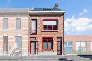 Deze zeer goed onderhouden en gerenoveerde woning biedt u een inkomhal, een living, een open en ingerichte keuken, een apart toilet, een badkamer...