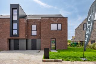 Geafficheerde prijs is excl. 12% registratierechten en 21% BTW. <br /><br />Laatste kans: de laatste 2 exclusieve Parkzicht-woningen in De Stadstuin – Ronse zijn nu te koop. <br /><br />Ben je op zoek naar een combinatie van modern comfort, groen en een centrale ligging? Dan is deze halfopen bebouwing in het unieke woonproject De Stadstuin precies wat je zoekt.<br />Deze lichtrijke gezinswoningen liggen pal aan het park, waardoor je dagelijks geniet van rust, ruimte en een prachtig uitzicht op het groen. Elke woning is ontworpen met oog voor kwaliteit, functionaliteit en energiezuinig wonen – ideaal voor gezinnen die kiezen voor toekomstgericht comfort.<br /><br />Troeven van de Parkzicht-woningen:<br />✔️ Directe ligging aan het park – wonen in het groen<br />✔️ Moderne architectuur en hoogwaardige afwerking<br />✔️ Energiezuinig en duurzaam<br />✔️ Tuin en terras voor optimaal woonplezier<br />✔️ Op wandelafstand van winkels, scholen en het centrum van Ronse<br /><br />Met slechts 2 woningen beschikbaar is dit de ultieme kans om deel uit te maken van dit succesvolle project.<br /><br />Voor meer informatie of een bezoek ter plaatse, neem contact op met Margaux van Vesta Development op het rechtstreeks nummer 0479 61 53 82 of via mail naar margaux@vestadevelopment.be