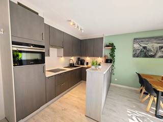 Op zoek naar een mooi, energiezuinig en instapklaar appartement op een rustige maar uitstekend bereikbare locatie? Dit verzorgde 2-kamerappartement van 80 m² bevindt zich in een recent en kleinschalig gebouw, met slechts vijf bewoners en een lift. Het appartement beschikt over een inkom- en nachthal, een ruime en lichtrijke leefruimte met open keuken, twee slaapkamers (17 m² en 8 m²), een badkamer en afzonderlijk toilet. De volledig uitgeruste keuken beschikt o.a. over een combioven, koelkast met diepvriesvak, vitrokeramische kookplaat, AEG-vaatwasser en dampkap. De badkamer is voorzien van een ruime inloopdouche, lavabo en ingebouwde kast. Er zijn aansluitingen voor wasmachine en droogkast. Een absolute troef is het ruime terras van maar liefst 21 m², met uitzicht op rustige binnentuinen en veel privacy. De leefruimte geniet in de voormiddag van de zon en in de namiddag komt de zon op het terras, waar je tot in de late avond kunt genieten. Ook op vlak van comfort en energiezuinigheid is dit appartement bijzonder aantrekkelijk: EPC-label A, aluminium ramen met dubbel hoogrendementsglas, elektrische rolluiken, horren, elektrische rolgordijnen en ventilatiesysteem C. De woning beschikt over een goed onderhouden Bulex-gasketel, videofoon, thermostaat en conforme elektrische installatie. De voordeur is brandwerend. De dubbele garage van 28 m² is een uitzonderlijke meerwaarde(apart te koop voor €35.000). Ze beschikt over elektriciteit, verlichting, water en een automatische elektrische garagepoort met afstandsbediening. Daarnaast is er een extra staanplaats. Op het gelijkvloers bevindt zich een private berging van ca. 2,4 m². Het gebouw beschikt tevens over een gemeenschappelijke fietsenstalling en vuilnisruimte. De gemeenschappelijke kosten bedragen €130 per maand; er is bovendien een reservekapitaal aanwezig. Ook de ligging is een grote troef: op korte wandelafstand van het centrum van Zellik, scholen, station en F3-fietsautostrade, en op enkele minuten van de ring. <br />