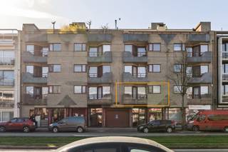 <p>Op een centrale ligging aan de <span><span>Groenendaallaan</span></span> bevindt zich dit verzorgd appartement op de eerste verdieping. Dankzij de aanwezigheid van openbaar vervoer voor de deur geniet je hier van een uitstekende bereikbaarheid richting Antwerpen en omliggende gemeenten.</p>
<p>Het appartement beschikt over een lichtrijke leefruimte met aangename indeling, waar grote raampartijen zorgen voor een mooi gevoel van ruimte en licht. Aansluitend vind je de praktisch ingerichte keuken, ideaal voor dagelijks comfort.</p>
<p>Verder zijn er twee volwaardige slaapkamers, perfect als master bedroom, kinderkamer of bureau. De badkamer is functioneel ingericht en voorziet in alle basiscomfort.</p>
<p>Een extra troef is het gezellige terras, waar je even kan ontsnappen aan de drukte en kan genieten van een moment in de buitenlucht.</p>
<p>Dankzij de centrale ligging, de vlotte verbindingen en de praktische indeling is dit appartement ideaal als eerste woonst of investering. Een interessante opportuniteit voor wie comfortabel wil wonen met alles binnen handbereik.<br /><br />Wg, Gvkr, Vg, Gvv, Geen overstroming gevoelig gebied, EPC: 238kWh/m2</p>