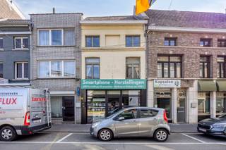 <p><strong>Diest – Verhuurd handelspand te koop, ideaal als investering</strong></p>

<p>Bent u op zoek naar een interessante investering in het centrum van Diest? Dan is dit verhuurde handelspand met tuin precies wat u zoekt! Dankzij de uitstekende ligging met veel passage geniet deze eigendom van een hoge visibiliteit, perfect voor commerciële activiteiten.</p>

<p>Gelegen op een perceel van meer dan 3 are, beschikt het pand over een ruime handelsruimte, een gezellige stadstuin, én mogelijkheden voor uitbreiding of woonst op de verdiepingen. Het pand is momenteel verhuurd, wat zorgt voor een onmiddellijke opbrengst.</p>

<h3>Indeling:</h3>

<ul><li>
	<p><strong>Kelder</strong>: deels onderkelderd – ideaal als extra stockage</p>
	</li><li>
	<p><strong>Gelijkvloers</strong>: ruime handelsruimte/winkel, keuken, apart toilet en berging</p>
	</li><li>
	<p><strong>Verdieping +1</strong>: open ruimte, perfect om te vormen tot woonst of appartement</p>
	</li><li>
	<p><strong>Zolder</strong>: extra bergruimte of uitbreidingsmogelijkheid</p>
	</li><li>
	<p><strong>Buiten</strong>: terras en verrassend grote stadstuin</p>
	</li></ul>

<h3>Troeven:</h3>

<ul><li>
	<p>Toplocatie in centrum Diest met veel doorgaand verkeer</p>
	</li><li>
	<p>Onmiddellijke huuropbrengst – pand is verhuurd</p>
	</li><li>
	<p>Mogelijkheid tot woonst op de verdieping</p>
	</li><li>
	<p>Unieke combinatie van handel en tuin in de stad</p>
	</li></ul>

<p>Een zeldzame kans voor investeerders of ondernemers die op zoek zijn naar een commercieel pand met meerwaarde, én een groene oase midden in de stad.</p>

<p><strong>Interesse? Contacteer ons voor meer info of een bezoek!</strong></p>