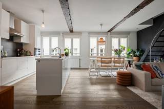 In de charmante Zirkstraat, midden in het historisch centrum van Antwerpen, bevindt zich dit stijlvol duplexappartement op een topligging,...