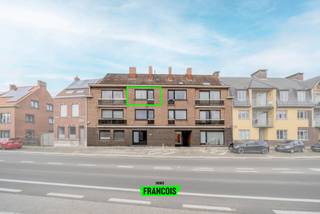 In het bruisende centrum Ieper wacht deze op te frissen studio op een nieuwe eigenaar met visie. Met een bewoonbare oppervlakte van 32 m² is dit een compacte, slim ingedeelde woonst die perfect past bij wie op zoek is naar een betaalbare eigendom te koop in centrum Ieper, of naar een interessante investering op een topligging nabij het centrum.<br /><br />Deze woning bevindt zich op een goede verbindingsweg in centrum Ieper. De centrale ligging maakt het dagelijkse leven bijzonder comfortabel: alles wat je nodig hebt, ligt binnen handbereik. De studio biedt een solide basis om naar eigen smaak te vernieuwen. De open leefruimte laat toe om creatief om te gaan met de inrichting en een gezellige, functionele woonomgeving te creëren. Aansluitend is er een praktische badkamer met douche en lavabo. Dankzij de compacte indeling is dit pand ideaal aals slimme investeringskans in een stad met blijvende vraag naar huurpanden.<br /><br />Laat je verrassen door de mogelijkheden van deze studio te koop in centrum Ieper en ontdek ter plaatse hoe je hier jouw persoonlijke woonideeën kan realiseren. Neem vandaag nog contact op met Immo Francois en plan een bezoek in – misschien is dit wel jouw volgende thuis of investeringsproject.<br /><br />Woning verkopen in Ieper? Vraag je gratis schatting aan bij Immo Francois, jouw lokale makelaar.<br /><br />