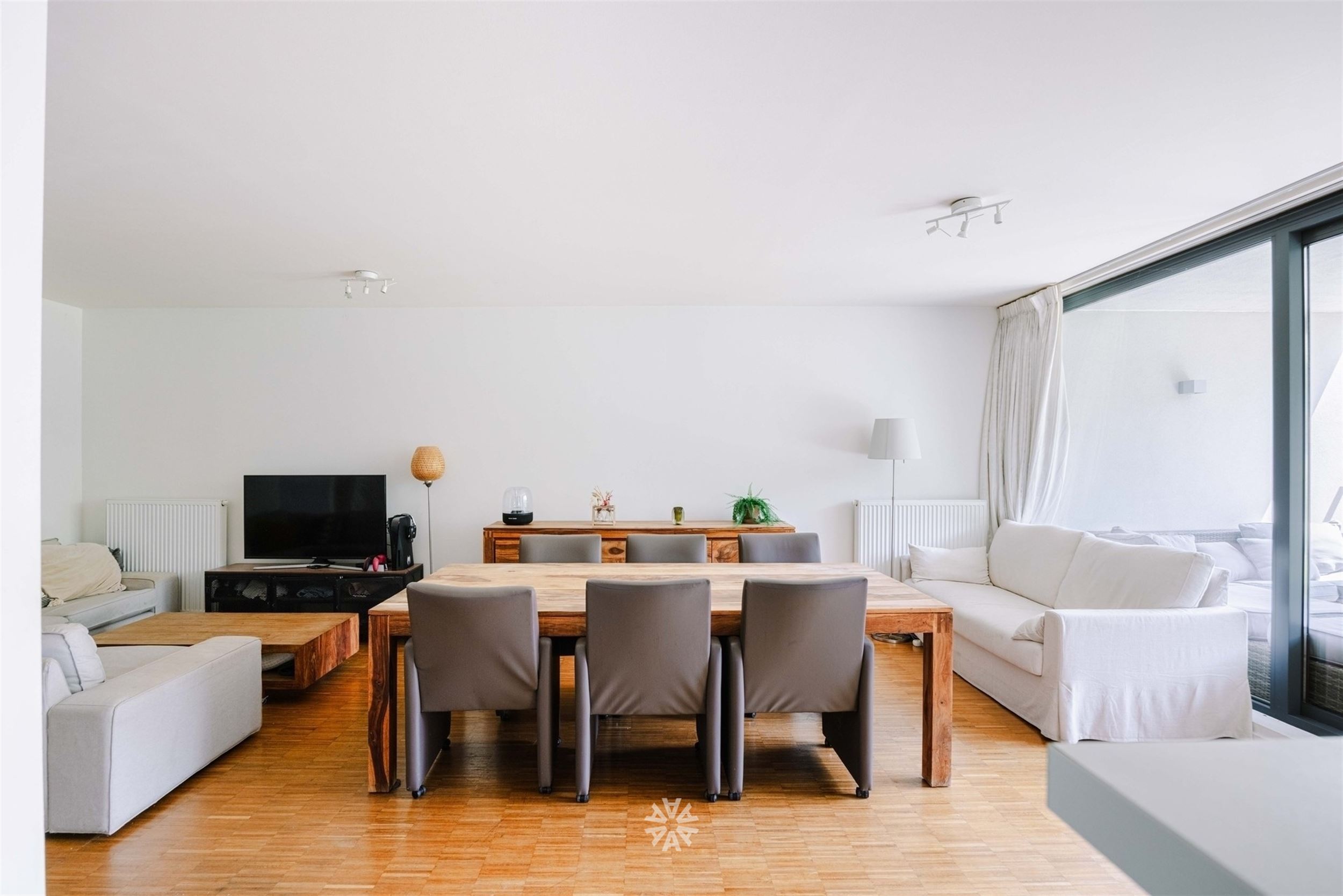 Ruim en lichtrijk appartement met drie slaapkamers en groene tuin - foto 4