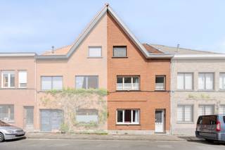 In Sint-Amandsberg schuilt een woning die natuur en stad met elkaar verzoent. Gelegen in de populaire Nekkersvijverstraat, bieden wij deze gesloten bebouwing aan. Het is een huis met een stevige basis en veel potentieel, perfect voor wie de handen uit de mouwen wil steken om hier een modern stekje van te maken. Op het gelijkvloers kom je binnen in de leefruimte: een ruime woonkamer met aansluitend de keuken, berging en badkamer. Op de 1e verdieping bevinden zich 3 volwaardige slaapkamers. Ideaal voor een gezin, of als je extra ruimte zoekt voor een thuiskantoor. Via een vaste trap bereik je ook nog de ruime zolder. De woning staat op een perceel van 160 m². Met een bewoonbare oppervlakte van 168 m² heb je hier verrassend veel ruimte.De Nekkersvijverstraat is een van de leukste plekjes van Sint-Amandsberg. Je woont er rustig, maar met de fiets ben je in een wip in hartje Gent. Winkels, scholen en parken liggen allemaal om de hoek.Deze AI-visualisaties zijn bedoeld als inspiratie. Er werd geen rekening gehouden met technische specificaties, stedenbouwkundige voorschriften of de concrete mogelijkheden tot realisatie.Dit pand is onderworpen aan de renovatieverplichting van de Vlaamse overheid voor residentiële gebouwen (behoudens bij sloop binnen 5 jaar na de aankoop). Consulteer voor meer informatie de website van het Vlaams Energie- en Klimaatagentschap via https://www.vlaanderen.be/een-woning-kopen/renovatieverplichting-voor-residentiele-gebouwenBestuursmaatregelen in het maatregelenregister: nee