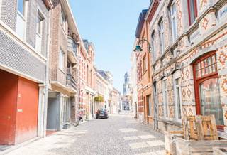 Dit volledig vernieuwde appartement is ideaal gelegen in het centrum van Lokeren en combineert modern wooncomfort met een praktische indeling en kwalitatieve afwerking.<br /><br />Bij het betreden van het appartement kom je in de inkomhal met ingemaakte kasten, die zorgt voor voldoende opbergruimte en een nette ontvangst. De woonkamer met ingerichte keuken vormt een aangename en lichtrijke leefruimte waar comfort en functionaliteit samenkomen. Vanuit de leefruimte heb je toegang tot een balkon, waar je kan genieten van een frisse buitenlucht.<br /><br />Het appartement beschikt over twee slaapkamers. De badkamer is modern ingericht en voorzien van een douche, een lavabomeubel en ingemaakte kasten. Daarnaast is er een apart toilet aanwezig.<br /><br />Een extra troef is de garagebox, die zorgt voor veilige parkeergelegenheid en bijkomende opslagruimte.<br /><br />Het appartement is volledig nieuw geschilderd. <br /><br />Dit instapklare appartement is beschikbaar vanaf mei 2026 en biedt een uitstekende woongelegenheid op een centrale ligging, vlakbij winkels, openbaar vervoer en andere voorzieningen.<br /><br />Interesse? Neem gerust contact met ons op voor meer informatie of om een bezichtiging in te plannen.
