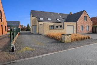 Ruime, gezellige woning op rustige ligging. Deze woning ademt gezelligheid.Indeling van de woning :Gelijkvloers : ruime inkomhal, toilet, woonkamer...