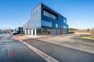 Unieke <strong>nieuwbouwontwikkeling </strong>te huur, bestaande uit een kantoorruimte gecombineerd met magazijn/showroom met een totale oppervlakte van 480 m². Deze casco+ ruimte is uitstekend gelegen, vlakbij de <strong>R4 </strong>met een vlotte verbinding naar de E34, E17 en E40 en vlot bereikbaar met het openbaar vervoer.<br /><br />De lichtrijke kantoren van 300 m² bevinden zich op het verdiep en zijn voorzien van een <strong>high-end afwerking</strong>. Daarnaast is er op het gelijkvloers een magazijnruimte/kantoorruimte van 180 m², uitgerust met een automatische sectionale poort, vloerverwarming en grote raampartijen. Deze multifunctionele ruimtes zijn ideaal voor kantoorfunctie gecombineerd met opslag. Tevens zijn er 8 <strong>parkeerplaatsen</strong> ter beschikking en ruime manoeuvreerruimte.<br /><br />Interesse? Neem vandaag nog contact met ons op voor meer informatie of een vrijblijvend plaatsbezoek. Bel <strong>PANORAMA B2B GENT KANTOREN</strong> op<strong> 0477 44 39 30</strong>.