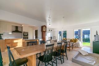 Een ingrijpend vernieuwbouwde, energiezuinige (label B) villa (ca. 200m²) <br />met veel lichtinval en oa. 3 slaapkamers, mooie leefruimte <br />met open keuken, garage + parking, terrassen en tuin. <br />Dit gelegen in een residentiele wijk te Breedhout, nabij openbaar vervoer.<br />Op het gelijkvloers: inkomhal met vestiaire en toilet, living - eetplaats met open volledig ingerichte leefkeuken (49,00m²), badkamer (lavabo + inloop douche), slaapkamer 1 (14,80m²), slaapkamer 2 (14,35m²), garage + wasplaats / cv-lokaal (28,00m²);<br />Op de eerste verdieping: masterbedroom / studio met toilet, berging/wasplaats, kinderkamer <br />Verder: terras en tuin.<br />Buitenschrijnwerk PVC dubbel / driedubbele glas met rolluiken - Verwarming via warmtepomp (vloerverwarming), zonneboiler (300L)<br />EPC: 139 kWh/m² (label: B) - UC: 3634716 - kadastraal inkomen : 1.593 EUR<br />Elektrische installatie 100% conform tot 2048<br />Nutsvoorzieningen: water, elektriciteit, regenwaterput (5000L), 22 zonnepanelen, laadstation, alarminstallatie, waterverzachter, ...<br />Stedenbouwkundige inlichtingen beschikbaar op kantoor