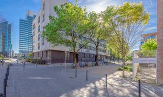 <p>This modern two-bedroom apartment in Brussels, located on Avenue du Héliport, offers an ideal combination of contemporary comfort, quality living and a central location.</p><p></p><p>The bright living area with large windows creates a pleasant atmosphere and connects to the fully equipped open kitchen. From the living room, you have access to a spacious terrace with an open view of Gaucheret Park, providing a green and peaceful setting in the city.</p><p></p><p>The apartment features two comfortable bedrooms, a bathroom with bathtub, a separate toilet and a practical storage room. It also includes a private cellar, ideal for extra storage space. A parking space must be purchased together with the property at a sale price of €30,000.</p><p></p><p>EPC: 117 kWh/m²<br />Label C.</p><p></p><p>This move-in-ready apartment with terrace and green views is an attractive opportunity in Brussels and is definitely worth a visit.</p>