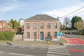 Een bijzonder veelzijdige eigendom op een zichtbare en strategische ligging, binnen een aantrekkelijke prijscategorie.<br />Meer informatie of een bezoek?<br />Contacteer Margaux via info@immomargaux.be of telefonisch op 0479 61 53 82.<br /><br />Extra pluspunten: <br />- 28 zonnepanelen incl. groenestroomcertificaten <br />- instapklaar en luxueuze afwerking <br />- vliegenramen én rolluiken <br /><br />Op zoek naar een instapklare woning met loods, opslagplaats, werkplaats of grote garage? Of wil je wonen en werken combineren op één strategisch gelegen locatie? Dan is deze uitzonderlijke eigendom op de grens van Ronse en Maarkedal absoluut het ontdekken waard.<br /><br />Dankzij haar uitstekende zichtbaarheid langs de Rijksweg biedt deze statige woning niet alleen bijzonder veel wooncomfort, maar ook tal van professionele mogelijkheden. Denk aan een kantoorvilla, praktijkruimte, opslagplaats, atelier of werkplaats aan huis. Bovendien kan de zichtbare gevel worden benut voor eigen publiciteit of zorgen de bestaande mogelijkheden voor gevelreclame voor bijkomende inkomsten.<br /><br />Ruimte, luxe en professioneel potentieel: <br />Deze karaktervolle herenwoning werd in 2013 grondig gerenoveerd met hoogwaardige materialen en veel aandacht voor detail. Het resultaat is een stijlvolle en comfortabele woning waarin authentieke grandeur en hedendaags wooncomfort harmonieus samenkomen.<br />Met een bewoonbare oppervlakte van circa 239 m², aangevuld met een kelder en een loods van circa 100 m² verdeeld over drie niveaus, geniet je hier van een uitzonderlijke hoeveelheid ruimte.<br />De eigendom is bovendien bijzonder praktisch bereikbaar. Aan de zijde van de Rijksweg is er toegang via een dubbele poort, terwijl je langs de Ommegangstraat beschikt over een inpandige garage die eveneens kan worden gebruikt als opslagruimte, loods of werkplaats.<br /><br />Stijlvolle leefruimtes met hoogwaardige afwerking:<br />Via de ruime inkomhal, voorzien van ingebouwde kasten en een gastentoilet met lavabo, betreed je de woning.<br />Links bevindt zich de royale leefruimte met gezellige zithoek, open haard en ruime eetplaats. De hoge plafonds, kwalitatieve materialen en grote volumes zorgen hier voor een bijzonder aangenaam gevoel van ruimte en elegantie.<br />Aan de rechterzijde bevindt zich de volledig uitgeruste keuken met Miele-toestellen, ruime kastruimte en hoogwaardige apparatuur. Een keuken waar functionaliteit en uitstraling perfect samengaan en waar koken en genieten centraal staan.<br /><br /><br />Op de eerste verdieping bevinden zich drie volwaardige slaapkamers.<br />Daarnaast beschikt de woning over een ruime zolderverdieping met heel wat extra mogelijkheden. Deze ruimte kan perfect worden ingericht als vierde en zelfs vijfde slaapkamer, hobbyruimte, bureau, speelruimte of bijkomende opslagruimte.<br />Ook de praktische en droge kelder biedt extra bergruimte.<br /><br />Grote loods en garage met drie niveaus:<br />Een absolute troef van deze eigendom is de ruime loods of garage van circa 100 m², verdeeld over drie verdiepingen.<br />Dit maakt de woning bijzonder interessant voor zelfstandigen, vrije beroepen, ondernemers of iedereen die nood heeft aan veel opslag- of werkruimte bij de woning.<br />De combinatie van wonen, werken en opslag op één locatie is hier bijzonder sterk, terwijl de uitstekende visibiliteit langs de Rijksweg bijkomende commerciële mogelijkheden creëert.<br />Genieten van rust en privacy in de tuin<br />Ook buiten heeft deze woning heel wat te bieden. De tuin beschikt over verschillende gezellige zithoeken, een praktische tuinberging en een vijver die voor een aangename en rustige sfeer zorgt.<br />Ondanks de strategische en zichtbare ligging geniet je achteraan van verrassend veel rust en privacy.<br /><br />Een unieke eigendom voor wie ruimte én mogelijkheden zoekt!<br />Deze woning combineert een hoogwaardige afwerking met uitzonderlijk veel ruimte en een brede waaier aan mogelijkheden.<br /><br />Of je nu op zoek bent naar een ruime gezinswoning in Ronse, een woning met loods, een kantoorvilla, een woning met grote garage of opslagplaats, of een eigendom waar je wonen en werken kunt combineren: hier kan het allemaal.<br /><br /><br />Meer informatie of een bezoek?<br />Contacteer Margaux via info@immomargaux.be of telefonisch op 0479 61 53 82.