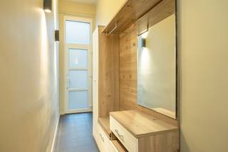 <p><strong>Deze instapklare gezinswoning</strong><span> vind je terug o</span><span>p een boogscheut van de Hobokense Polder.</span></p><p><span>Het is heerlijke vertoeven in deze groene omgeving, met een rustige fiets-/eenrichtingsstraat als extra troef.</span></p><p><span>Het levendige centrum ligt maar enkele straten verder, dus winkels en openbaar vervoer zijn toch ook vlot te bereiken.</span></p><p><br /></p><p><strong>Het gelijkvloers</strong> is ingedeeld in een inkomhal - een gezellige woonkamer - een volledig functionele, vernieuwde keuken (2020) - een badkamer met douche en aansluiting voor wasmachine - een grote, onderhoudsvriendelijke tuin met terras en tuinhuis.</p><p><strong>Op de eerste verdieping</strong> vind je de master bedroom en een tweede slaapkamer.</p><p><br /></p><ul><li>Mogelijkheid tot uitbreiding</li><li>Vernieuwde condensatieketel (2024)</li><li><span>Rustige, centraal gelegen buurt in Hoboken en toch omgeven door groen</span></li><li><span>Zuidoost gerichte tuin</span></li></ul><p><br /></p>