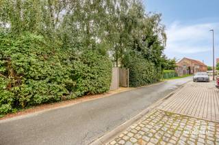 <strong>Immo Van Middelem verkoopt deze zéér rustig (in een kleine éénrichtingstraat) gelegen bouwgrond van +/-4a01ca geschikt voor het oprichten van een open bebouwing te St.-Katherina-Lombeek (Ternat).</strong><br /><strong>Een grote troef van deze woning is de rustige woonomgeving, op wandelafstand van het centrum van St-Katherina-Lombeek met alle nodige winkels, scholen, sportfaciliteiten en openbaar vervoer. Het treinstation van Ternat ligt op +/- 1,5km en de oprit naar de E40 op +/- 2km.</strong><br /><br />De straatbreedte bedraagt +/-18,15m, de gevelbreedte max. 11,12m en de perceeldiepte ± 25m. <br /><br />Deze grond maakt deel uit van een kleine verkaveling, met de volgende goedgekeurde bouwvoorschriften:<br />- deze bouwgrond is bedoeld voor een eengezinswoning met maximaal twee woonlagen en mogelijkheid van zorgwonen<br />- de bouwzone is 7,64 m tot 9,86 m diep met een maximaal bebouwbare oppervlakte van 91,00 m²;<br />- een hellend dak is verplicht (plat dak niet toegelaten);<br />- een tuinberging tot maximum 16,00 m² oppervlakte;<br />- een terras van maximum 40,00 m²;<br />- minimaal één autoparkeergelegenheid op de eigen kavel in de vorm van een<br />inpandige garage of een parking/oprit in de voortuin.<br /><br />Kosten voor opmaak PV en afpaling (+/- 1.000 €), voor de verkavelingsakte (+/- 1.300 €) en de kosten voor aanleg van de nutsvoorzieningen (4.900 €) zullen ten laste van de koper zijn.<br /><br />Geen directe bouwverplichting. <br />Vrij bij akte.