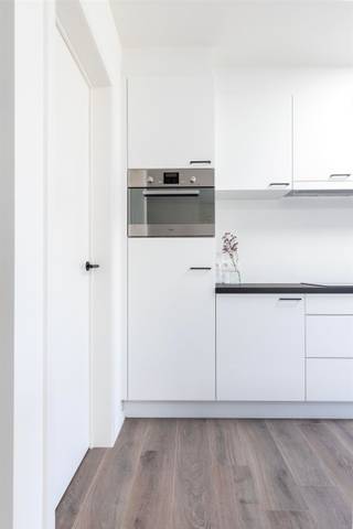<p><span>Instapklare nieuwe woning met garage</span></p><p><span> </span></p><p><span>Mogelijks aan te kopen aan 6% BTW.</span></p><p><span> </span></p><p><span>Deze woning is gelegen in een rustig en gezellig straatje in Stabroek en nabij het centrum van Putte, niet ver van de Nederlandse grens. Openbaar vervoer, winkels en ontspanning zijn aanwezig in de nabije omgeving.  </span></p><p><span>De oprit van de A12 ligt op slechts enkele kilometers verwijderd. </span></p><p><span> </span></p><p><span>De woning is net nieuw gebouwd en hierbij zetten we enkele energiezuinige feiten op een rijtje:</span></p><p><span>- warmtepomp met vloerverwarming</span></p><p><span>- 10 zonnepanelen</span></p><p><span>- ventilatiesysteem D</span></p><p><span>- regenwaterput</span></p><p><span>kortom alles om jouw energiefactuur zo laag mogelijk te houden!</span></p><p><span> </span></p><p><span>het huis zelf is als volgt ingedeeld:</span></p><p><span>gelijkvloers:</span></p><p><span>inkomhal met gastentoilet, woonkamer met open keuken, berging en last but not least een inpandige garage. Achter de woonkamer bevindt zich de gezellige tuin.</span></p><p><span>1ste verdieping:</span></p><p><span>nachthal, twee slaapkamers, ruime badkamer met bad en douche, apart toilet en trap naar tweede verdieping</span></p><p><span>2de verdieping:</span></p><p><span>nachthal, twee slaapkamers en douchekamer</span></p><p><span> </span></p><p><span>Ben je op zoek naar een toffe eengezinswoning die bovendien energiezuinig is en helemaal mee met de nieuwste technieken? Plan dan snel een afspraak in met ons kantoor. </span></p>