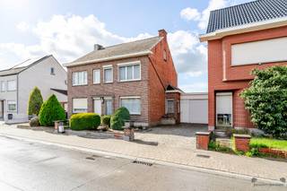 <p><span> Located </span><span>on </span><span>Houwstraat in Beerzel</span><span> is this surprisingly spacious home with approximately </span><span>120 m² of living space</span><span>, three bedrooms, a garage, a garden, and a </span><span>separate studio of approximately 20 m</span><span>². Built in 1953, the home offers a great foundation for anyone looking for a spacious home with the potential to modernize it to their own taste.</span></p><p><span>On the ground floor is a </span><span>spacious and bright living area</span><span> with a sitting and dining area. Large windows provide pleasant natural light, and the charming fireplace adds extra ambiance to the space. Adjacent to this is the kitchen.</span></p><p><span>Also on the ground floor are the </span><span>bathroom with a bathtub</span><span>, a practical laundry room, and the garage.</span></p><p><span>There are </span><span>two bedrooms</span><span>on the first floor </span><span>. The attic has been converted into </span><span>a third bedroom</span><span>, providing a nice addition to the home’s sleeping quarters.</span></p><p><span>There is also plenty of extra space outside. The </span><span>fenced-in backyard</span><span> features both a lawn and paved areas. At the back of the yard is a </span><span>separate building of approximately 20 m² that serves as a workshop</span><span>. Ideal for hobbyists or DIY enthusiasts, or for anyone who needs a separate work or storage space at home.</span></p><p><span>The home could be modernized in various ways but features an interesting layout and plenty of potential. The combination of the living space, garage, garden, and separate studio makes this a versatile property.</span></p><h3><span>Highlights</span></h3><ul><li><span>Approx. </span><span>120 m² of living space</span></li><li><span>3 bedrooms</span><span>, one of which is in the attic</span></li><li><span>Separate studio of approx. 20 m²</span><span> in the backyard</span></li><li><span>Garage</span></li><li><span>Spacious and bright living area</span></li><li><span>Bathroom on the ground floor</span></li><li><span>Practical laundry room</span></li><li><span>Fenced backyard</span></li><li><span>Plenty of opportunities for modernization</span></li></ul><p><span>Built in </span><span>1953</span></p>