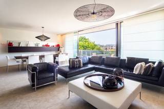 <p><strong>Luxueus high-end gerenoveerd 3 slk app ca. 135m² met veel natuurlijke lichtinval en twee terrassen ca. 35m² op uitstekende locatie te Fruithoflaan. Zeer centraal gelegen nabij Winkels, openbaar vervoer, supermarkt, scholen, Nachtegalenpark en het Middelheim.</strong><br /><br /><span><strong>INDELING:</strong></span><br />U komt binnen in een ruime inkomhal, voorzien van een vestiaire en een apart gastentoilet met handenwasser. Vervolgens komt u in de riante LEEFRUIMTEca. 40m² op natuursteen, met op maat gemaakte kasten. Vanuit de living heeft u via een schuifraam toegang tot het eerste zonnige terras ca. 18m².</p>
<p>De leefruimte sluit aan op de open design-KEUKEN ca. 17m² en beschikt over kookeiland met panda marmeren werkblad, ingemaakte kasten en kwalitatieve Miele toestellen (ijskast met diepvries, inductiekookplaat, oven, vaatwasser, dubbele lavabo).</p>
<p>Verder zijn er drie ruime SLAAPKAMERS:<br />Slaapkamer 1 ca. 14m² met ingemaakte kasten, airco en toegang tot tweede terras.<br />Slaapkamer 2 ca. 19m² met ingemaakte kasten, airco en toegang tot tweede terras.<br />En slaapkamer 3 ca. 11m², een open kamer met toegang tot het tweede terras.<br /><br />De Badkamer is luxueus afgewerkt in het marmer met een dubbele douche, dubbele lavabo in meubel en een toilet.<br /><br />Privatieve kelderberging is inbegrepen in de prijs.<br />Grote GARAGEBOX ca. 20m² in het gebouw welke optioneel aan te kopen is voor € 35.000.<br /><br /></p>
<strong><span>BIJZONDERHEDEN:</span></strong><br /><span>* Gelegen op een toplocatie in de Pulhofwijk, Middelheim, winkels, scholen en invalswegen.<br /></span>* Volledig high-end gerenoveerd in 2021<br />* Overal airco's aanwezig, in leefruimte en slaapkamers<br />* Veel natuurlijke lichtinval door grote raampartij in living<br />* Gunstig EPC: B - 116 kWh/(m²jaar)<br />* Electriciteit conform<br /><span>* AO: ca € 200 prov. water, algemeen onderhoud gem. delen, blokpolis, lift, ...</span>