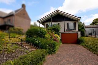CHARMANTE BUNGALOW MET TUIN, GARAGE EN VEEL POTENTIEEL OP AANGENAME LIGGING
Langs de Edingseweg in Geraardsbergen bevindt zich deze vrijstaande bungalow op een perceel van maar liefst 804 m². Dankzij de licht verhoogde ligging geniet u hier van een aangenaam open zicht en een mooi gevoel van ruimte.
De woning werd gebouwd in 1972 en biedt vandaag een uitstekende basis voor wie op zoek is naar een renovatieproject dat volledig naar eigen smaak kan worden afgewerkt. Tegelijk is de woning in haar huidige staat perfect bewoonbaar, waardoor u ze stapsgewijs kan moderniseren.
De indeling is logisch en praktisch opgevat. Via de inkomhal bereikt u de lichtrijke leefruimte, die het centrale hart van de woning vormt. Aansluitend bevindt zich de keuken. Verder beschikt de bungalow over twee volwaardige slaapkamers, een badkamer en een berging/wasplaats.
Een extra troef is de aanwezigheid van een traplift, wat de woning ook geschikt maakt voor minder mobiele bewoners of levenslang wonen op het gelijkvloers.
Op vlak van comfort is de woning uitgerust met centrale verwarming op gas en een gezellige inbouwcassette op hout in de leefruimte, wat zorgt voor een aangename warmte en sfeer.
De woning is volledig onderkelderd en beschikt over een ruime garage en bijkomende bergruimte. Dit biedt tal van praktische mogelijkheden, zowel voor stockage als hobbyruimte.
Rondom de woning bevindt zich een aangename tuin met graszone en beplanting. Achteraan is er een tuinhuis aanwezig en bovendien beschikt het perceel over een handige achtertoegang, wat zorgt voor extra comfort en vlotte bereikbaarheid.
Gelegen aan de rand van Geraardsbergen geniet u hier van een vlotte bereikbaarheid, terwijl winkels, scholen en openbaar vervoer zich in de nabije omgeving bevinden.
EPC-label F. Elektrische installatie niet conform. Het asbestattest geeft aan dat de woning niet-asbestveilig is; er werden echter slechts twee asbestmaterialen vastgesteld, namelijk leidingsisolatie die dient verwijderd te worden en een buis aan de postbus die zorgvuldig beheerd kan worden, waardoor de sanering eerder beperkt blijft.
Kortom, een solide en vrijstaande bungalow met tuin en garage, die bewoonbaar is maar vooral een uitstekende opportuniteit vormt voor wie ruimte, ligging en toekomstpotentieel wil combineren.
📞 Voor meer informatie of een bezoek: CasaVista Vastgoed – 054 41 25 00 ✉️ info@casavista.be