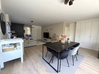 Op zoek naar een woning die rust, ruimte en comfort combineert op een aangename locatie? Deze halfopen bebouwing op een ruim perceel van 995 m²...